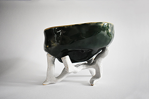 Dekorativna zeleno i belo glazirana keramička vaza, organskog oblika